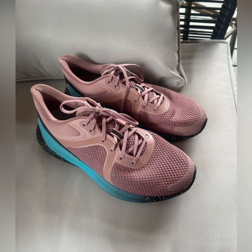 LULULEMON SNEAKERS NWOT